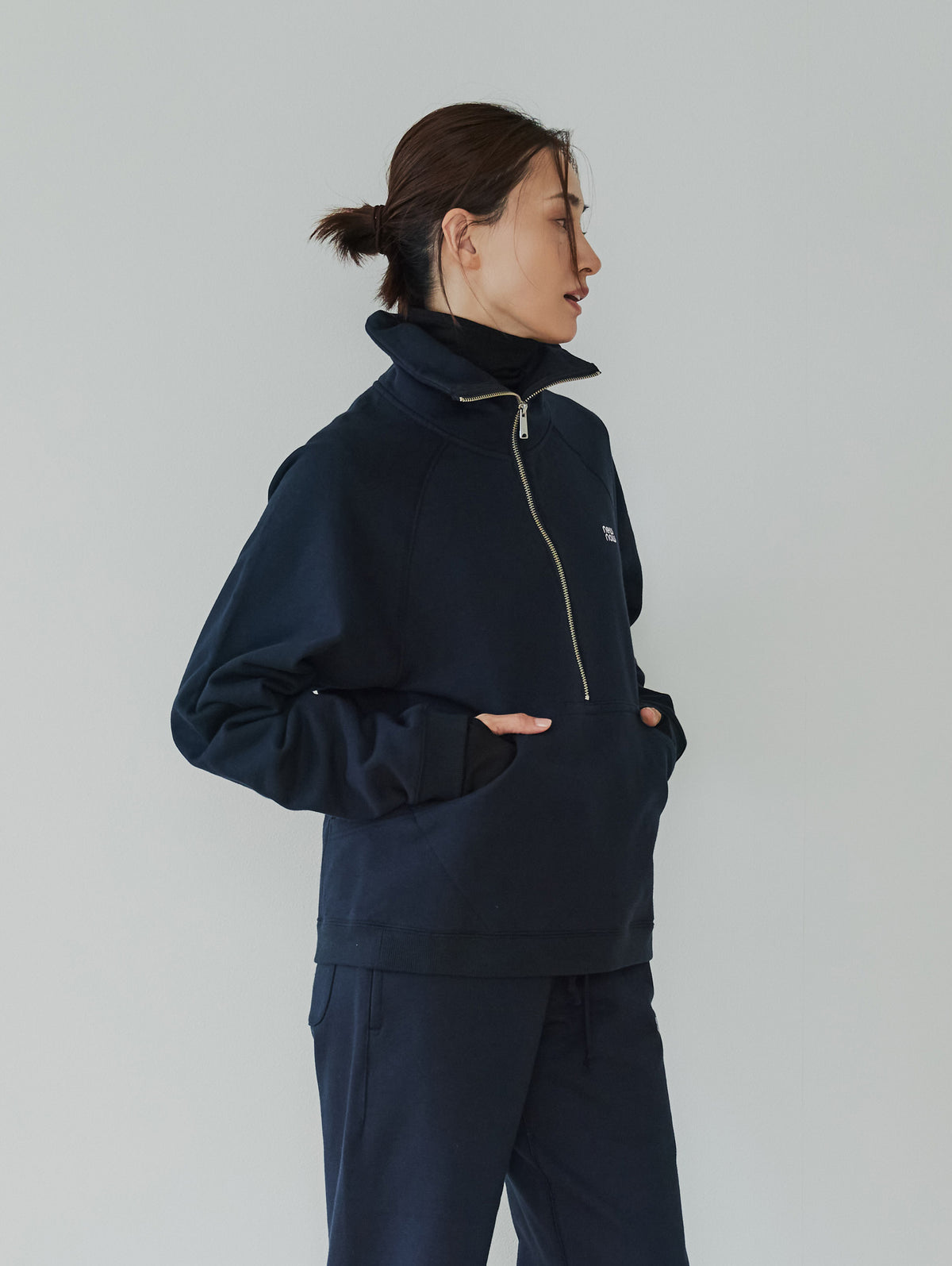 SIGNATURE HALF ZIP SWEAT